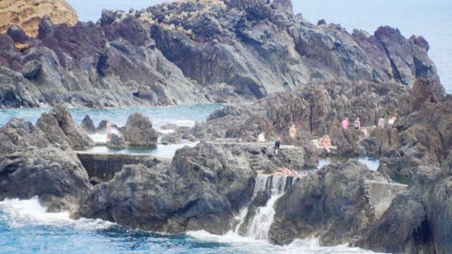 波尔图莫尼兹天然岩石池在葡萄牙马德拉岛上 · 免费素材视频