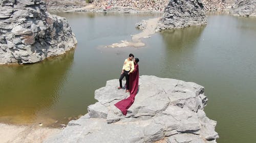 这对夫妇站在岩石上的无人机画面 · 免费素材视频