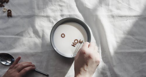 在一碗牛奶上形成由字母谷物制成的笑话“ Hoho”笑词 · 免费素材视频