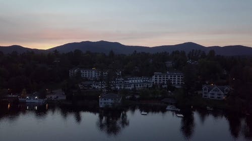 湖泊酒店和度假村的无人驾驶飞机画面 · 免费素材视频