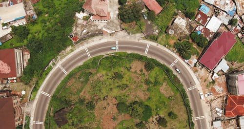 弯曲的道路的顶视图镜头 · 免费素材视频