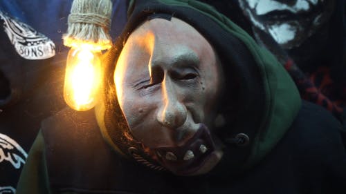 在万圣节上打扮恐怖的面具 · 免费素材视频