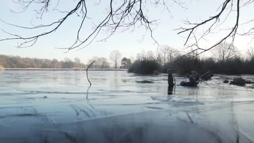 冬季结冰的湖面 · 免费素材视频