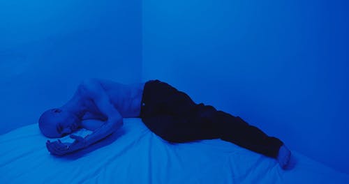 一个男人在床上拥抱自己 · 免费素材视频