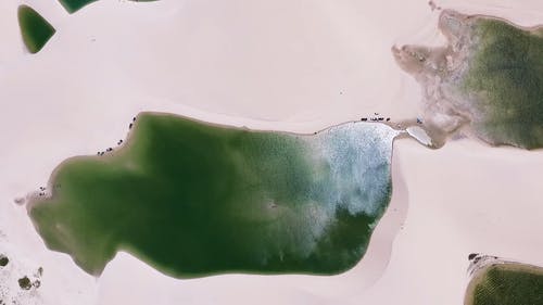 沙漠泻湖的航拍画面 · 免费素材视频