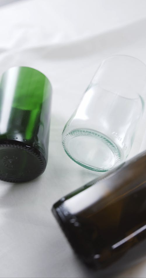回收利用瓶子并切割成玻璃容器 · 免费素材视频