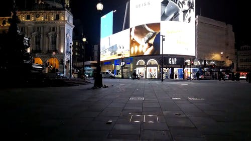 巨型电子广告牌屏幕上的灯光照亮了街道 · 免费素材视频