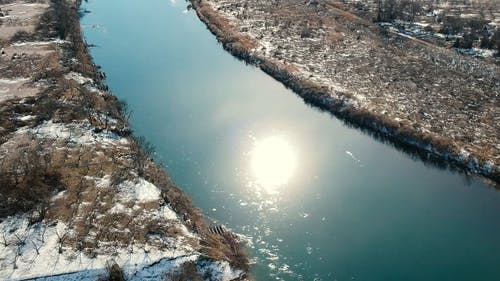 河水表面的阳光反射 · 免费素材视频