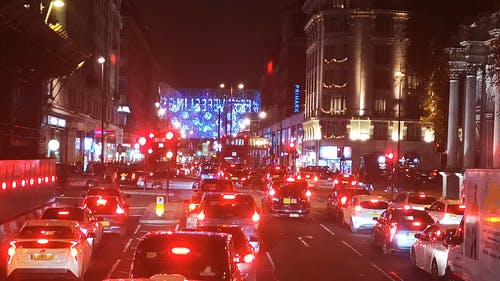 伦敦繁忙的街道上的夜游装饰着圣诞灯 · 免费素材视频