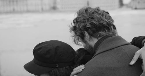 幸福的情侣互相拥抱 · 免费素材视频