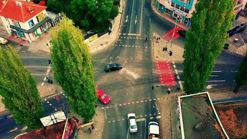 市区道路繁忙路口的无人机画面 · 免费素材视频