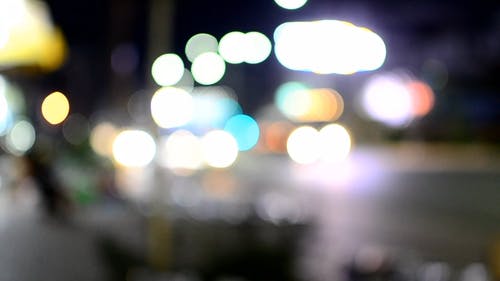 故意在晚上的城市和汽车灯的焦点镜头外 · 免费素材视频