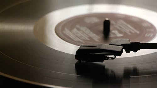 转盘播放黑胶唱片中的音乐 · 免费素材视频