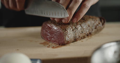 人切牛肉切成薄片 · 免费素材视频
