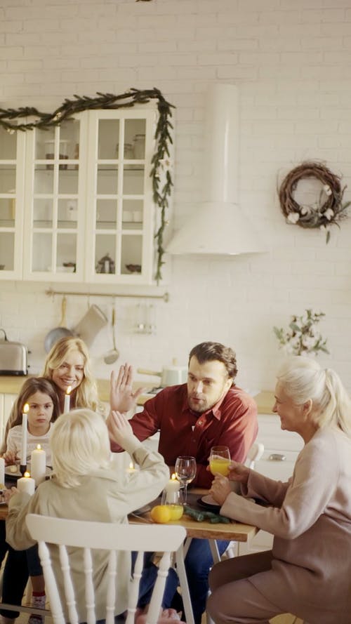 一个家庭聚会在餐桌上的快乐心情 · 免费素材视频