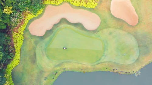 一个人在割高尔夫球场草的鸟瞰图 · 免费素材视频