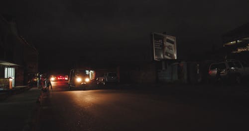 夜间道路上的三轮车 · 免费素材视频