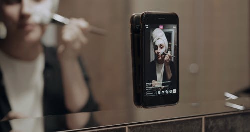 一个女人在网上直播化妆教程 · 免费素材视频