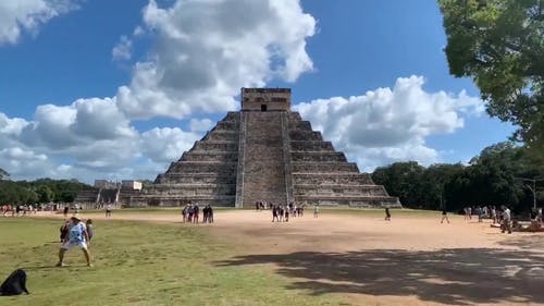 游客参观墨西哥鸡肉伊察神庙 · 免费素材视频