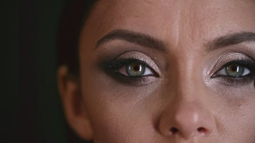一个女人在她的眼睛周围化妆阴影 · 免费素材视频