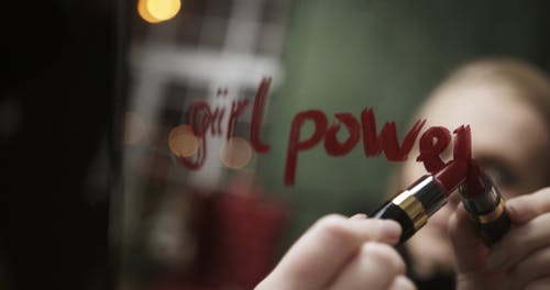 一个女人用口红在镜子上写“女孩的力量” · 免费素材视频