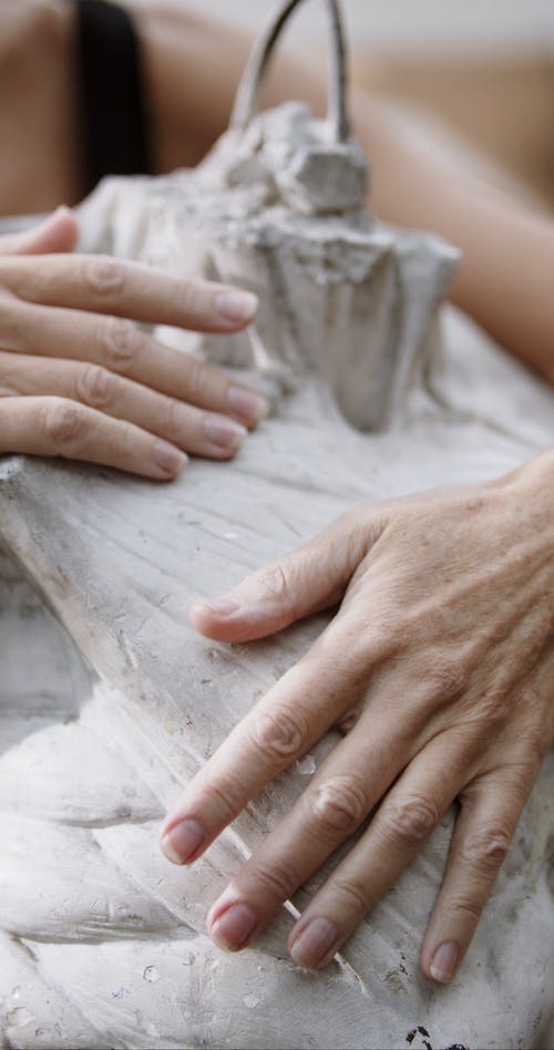 女人拥抱一个姿势的身体的混凝土雕塑 · 免费素材视频