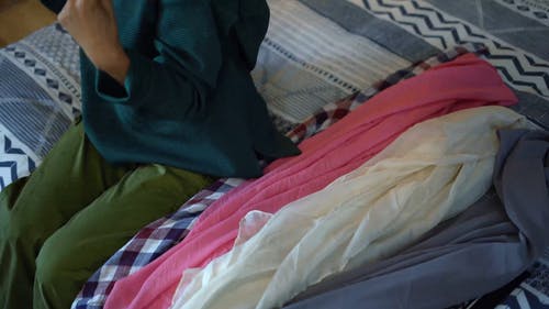 高角度拍摄的女人在做产品视频博客的棕色头巾 · 免费素材视频