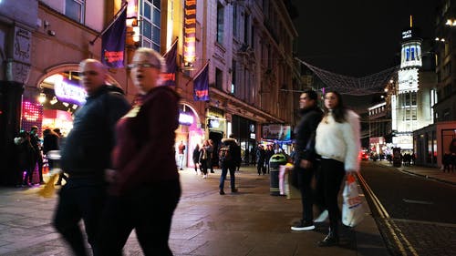 人们走，站在伦敦一条街的人行道上 · 免费素材视频