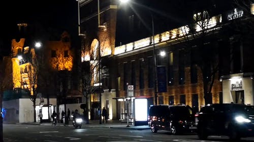 夜间行驶的城市建筑物和车辆的视频 · 免费素材视频