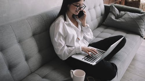 有关在家工作, 在家生活, 在电话上交谈的免费素材视频