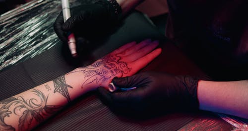 有关乳胶手套, 写意, 写意纹身的免费素材视频