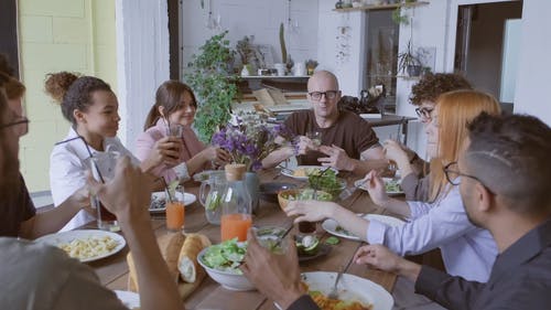 一群人在一张木桌有工作午餐 · 免费素材视频