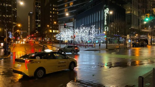 有关下雨的夜晚, 中央, 人的免费素材视频