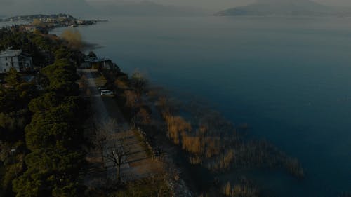 小镇旁海的无人机画面 · 免费素材视频