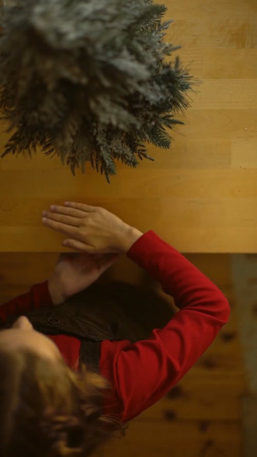 一个女孩用她的双手扫在桌子上的污垢 · 免费素材视频