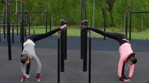 两个女人在做弯曲和伸展运动 · 免费素材视频