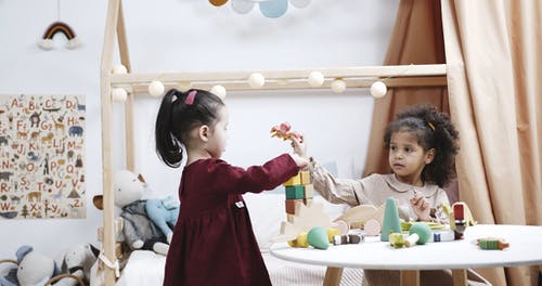 两个孩子彼此共享木制玩具 · 免费素材视频