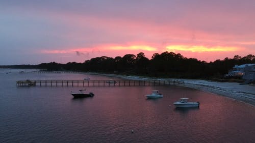 日落时分的海滩海岸线的无人机画面 · 免费素材视频