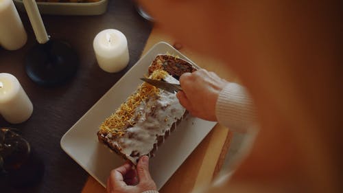 切片巧克力蛋糕的人 · 免费素材视频