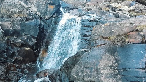 瀑布层叠下来的岩石层 · 免费素材视频