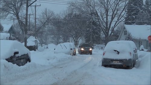 在大雪覆盖的街道上驾驶 · 免费素材视频
