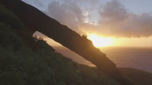 从山崖海地平线上的日落美景 · 免费素材视频