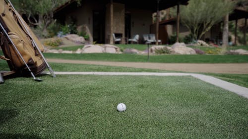 一名高尔夫球手练习击球技巧 · 免费素材视频