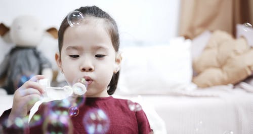 孩子们在泡泡机玩具上吹肥皂泡泡 · 免费素材视频