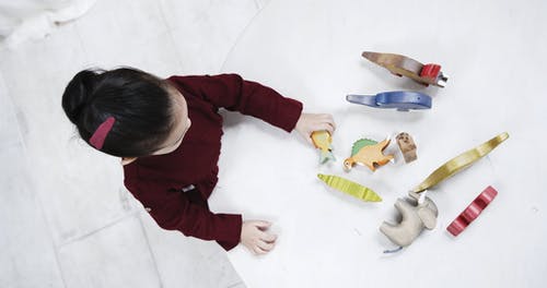 一个孩子在玩桌上的木制动物玩具 · 免费素材视频