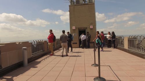 游客聚集在建筑物屋顶上 · 免费素材视频