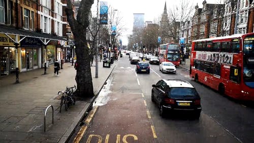 在伦敦的街道上乘公共汽车旅行 · 免费素材视频