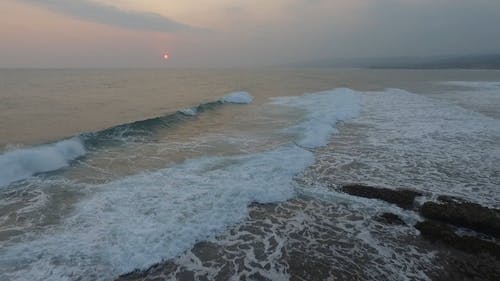 海浪冲向岸 · 免费素材视频