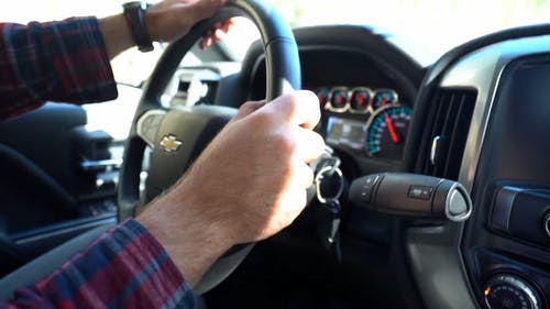 在道路上行驶的方向盘后面的驾驶员 · 免费素材视频