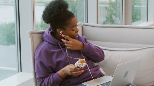 一个女人通过使用笔记本电脑进行视频通话与人沟通 · 免费素材视频